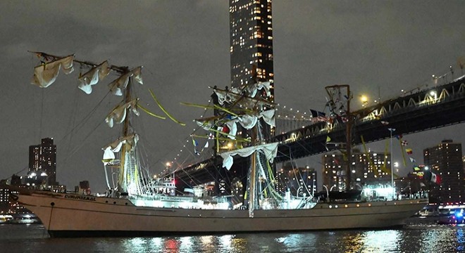 Donanma gemisi Brooklyn Köprüsü ne çarptı: 2 ölü, 19 yaralı