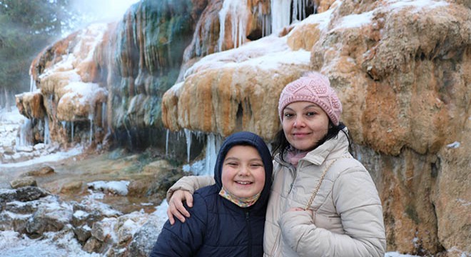 Dondurucu soğuk nedeniyle sıcak su şelalesi buz tuttu