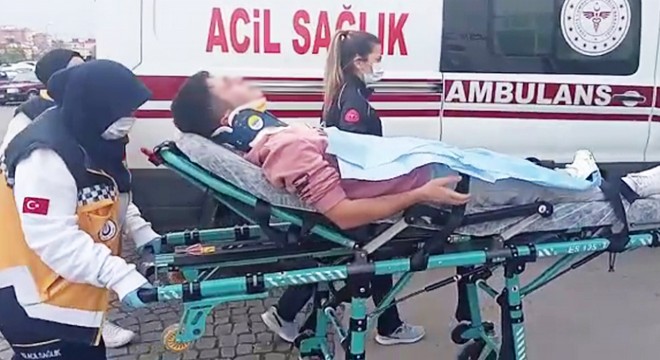 Dövdükleri gencin telefonunu ve sigarasını gasbettiler