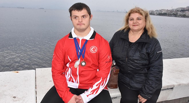 Down sendromlu milli yüzücü annesinin hayalini gerçekleştirdi
