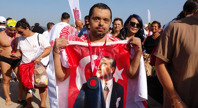 Down sendromlu milli yüzücü, boğazı yüzerek geçti