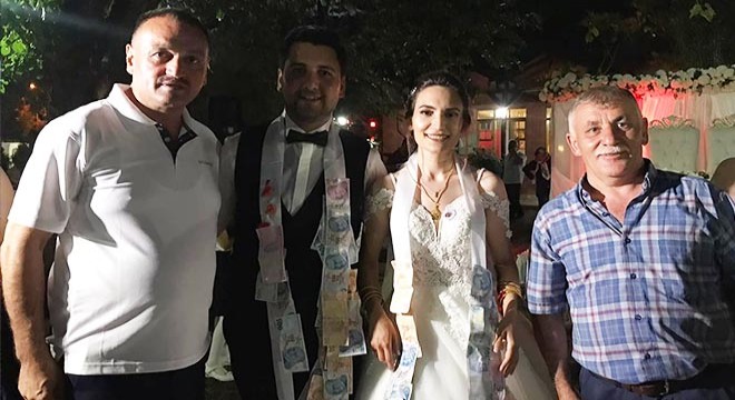 Düğün dönüşü gelin damadın bulunduğu otomobil kaza yaptı, 4 yaralı