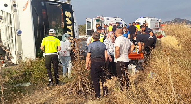 Düğün dönüşü kaza: 3'ü ağır 17 yaralı