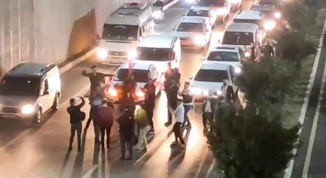 Düğün konvoyu, trafiğe kapattığı yol üzerinde göbek attı