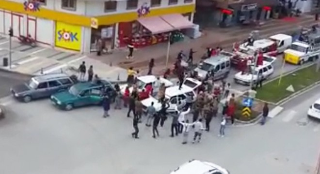 Düğün konvoyunda trafiği durdurup oynadılar