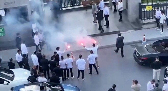 Düğün konvoyundaki araçlar drift atıp yol kapattı