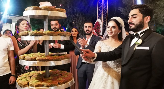 Düğün pastası yerine kadayıf kestiler