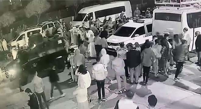 Düğün salonu önünde kavga edip, polise direndiler