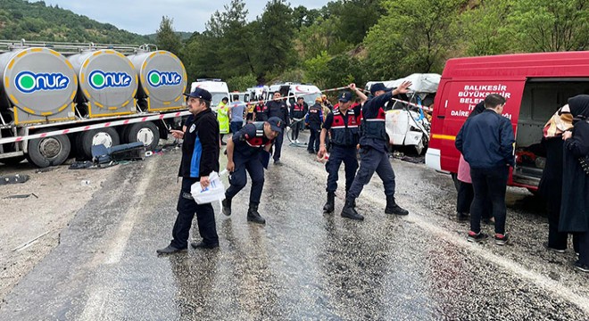 Düğün yolunda kaza: 8 ölü, 10 yaralı