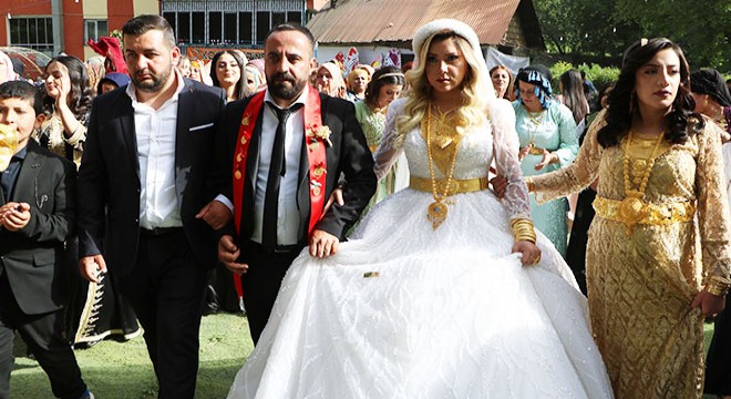 Düğünde geline 2,5 kilo altın takıldı