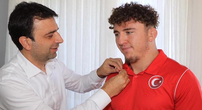 Dünya 3'üncüsü güreşçiye altın ödülü