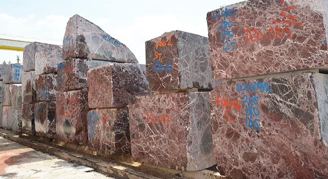 Dünya Elazığ'da çıkarılan vişne mermerinin peşinde