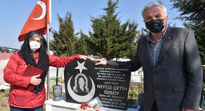 Dünya Kadınlar Günü'nde şehit kızlarının kabrini ziyaret edip, gözyaşı döktüler