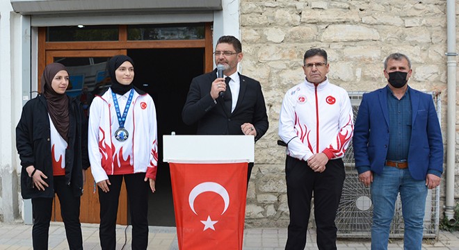 Dünya ikincisi Sena Nur'a memleketinde coşkulu karşılama