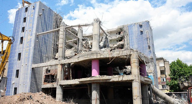 Dünyanın en saçma binasının yüzde 70'i yıkıldı