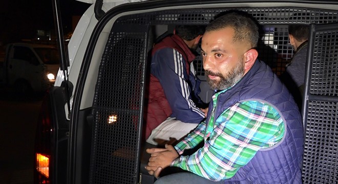 Dur ihtarına uymayan sürücü polis barikatına takıldı