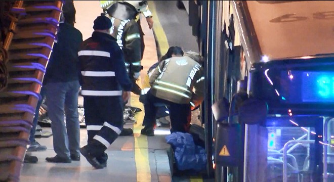 Metrobüsün altında kalarak hayatını kaybetti