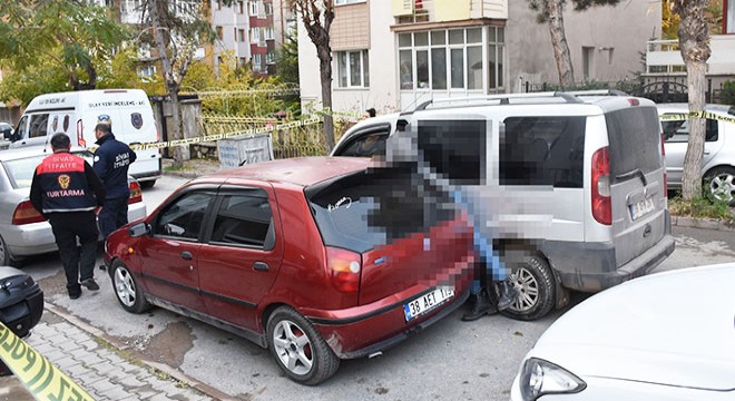 Kendi aracı ile otomobil arasında sıkışarak can verdi