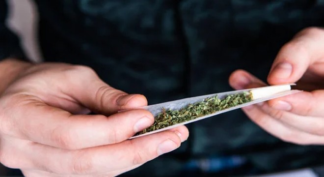 Durdurulan motosikletten 1 kilo esrar çıktı