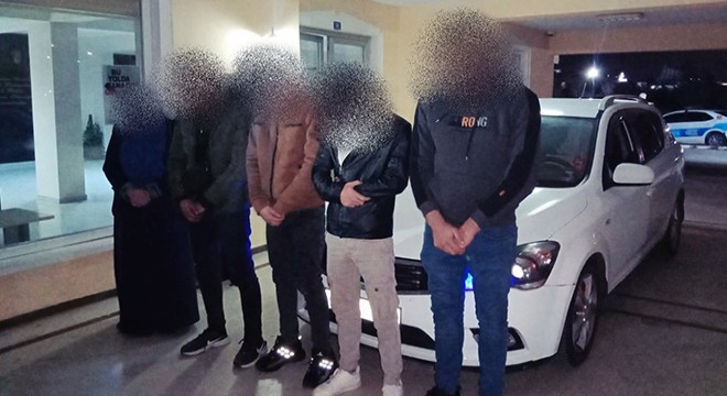 Durdurulan otomobilden kaçak göçmenler çıktı