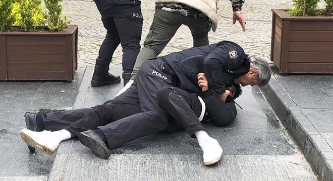 Duruşma sonrası adliye önünde bıçaklı kavga