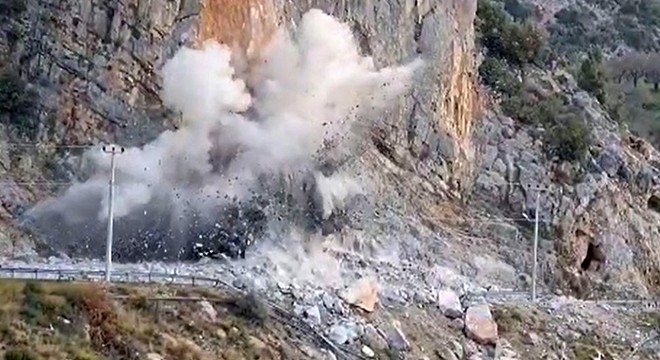 Düşen kayanın kaldırılması için çalışmalar sürüyor