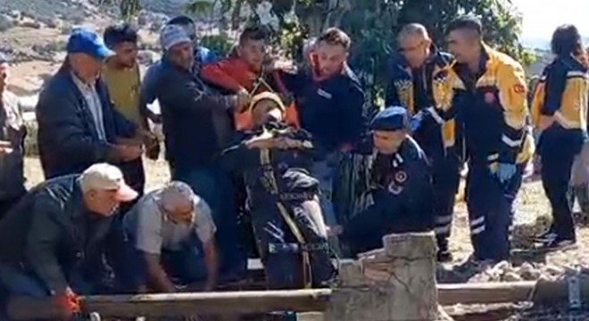 Düştüğü kuyudan itfaiye kurtardı
