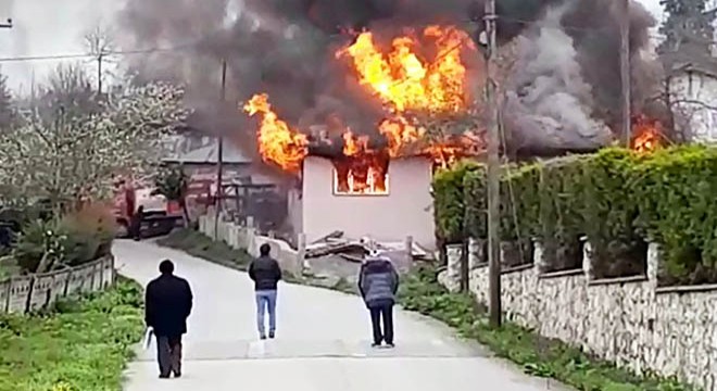 Düzce'de 2 ev, alev alev yandı