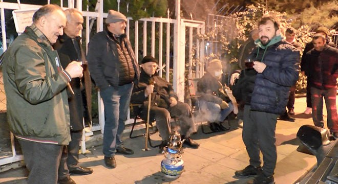 EYT başvurusu yapmak için geceden sıraya girdiler