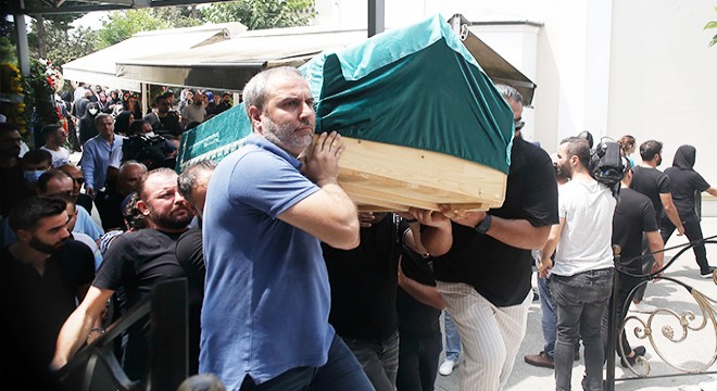 Ebru Gündeş annesini son yolculuğuna uğurladı