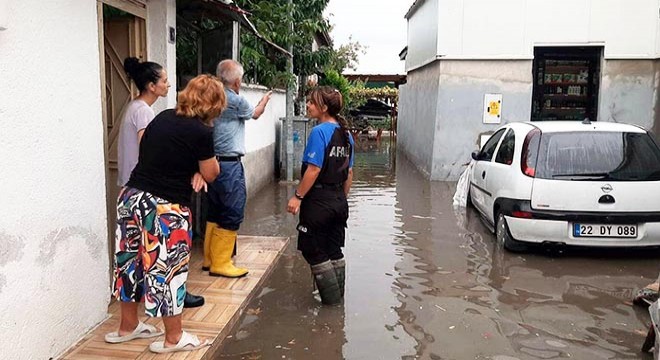 Edirne de sağanak; evleri su bastı