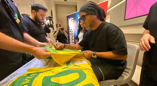 Efsane futbolcu Ronaldinho saç bakımı için İstanbul’da