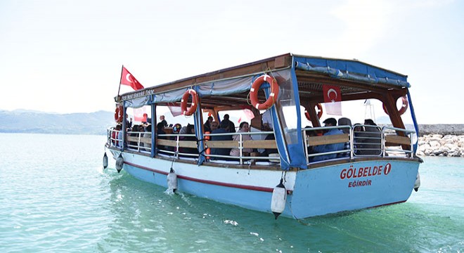 Eğirdir Gölü nde ‘çevreci tekne’ ile gezinti