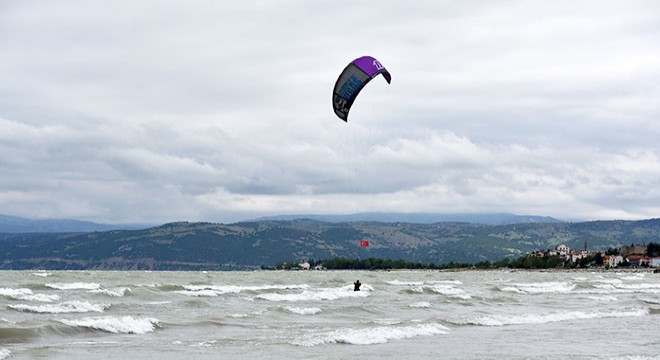 Eğirdir Gölü nde kitesurf yaptı