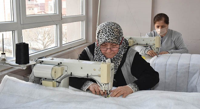 Eğirdir de depremzedeler için uyku tulumu üretiliyor