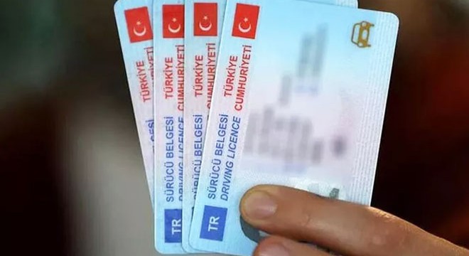 Ehliyet sınavına girerken, ses cihazı ve kamera ile yakalandı