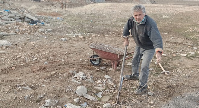 Ekmeğini demirden ve taştan çıkartıyor