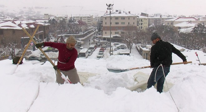 Ekmeklerini karlı çatılardan çıkarıyorlar