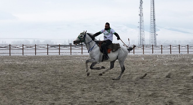 Eksi 10 derecede cirit oynadılar; ellerini nefesleriyle ısıttılar