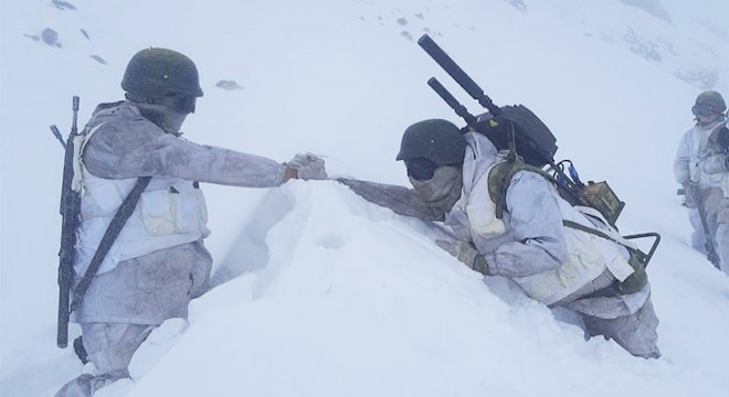 Eksi 20 derecede ve 5 metreye yakın karda sınır nöbeti