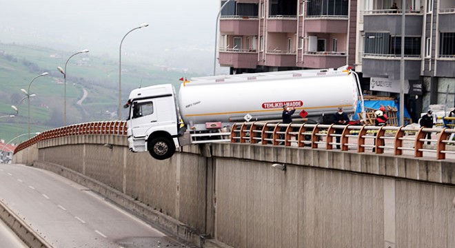 El freni çekilmeyen tanker alt geçit korkuluklarında asılı kaldı