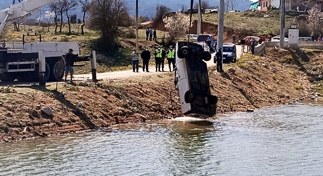 El frenini çekmeyi unuttu, gölete uçan kamyonetteki eşi öldü