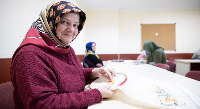 El sanatları kursuyla iki kızını üniversitede okuttu