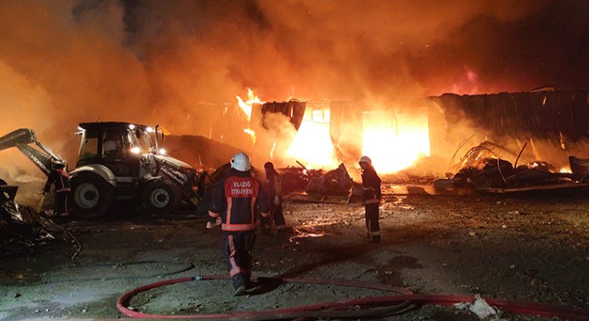 Elazığ'da geri dönüşüm tesisinde yangın