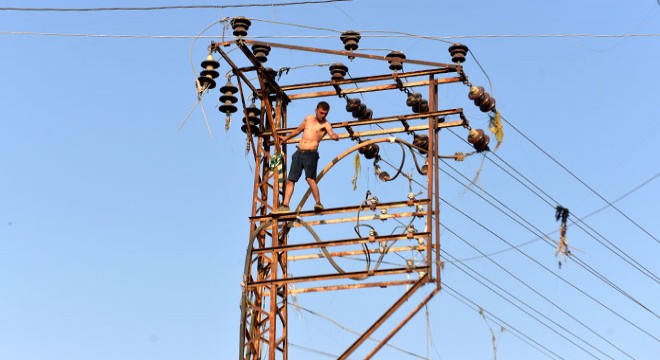 Elektrik direğindeki intihar girişimini görüntülediler