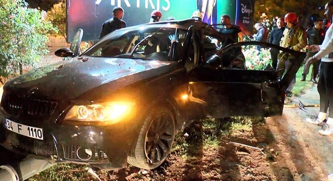 Elektrik direğine çarpan otomobilin sürücüsü ağır yaralandı