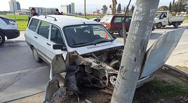 Elektrik direğine çarpan otomobilin sürücüsü yaralandı