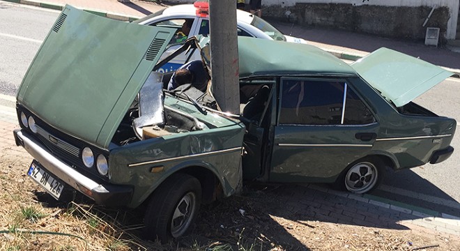 Elektrik direğine çarpan otomobilin sürücüsü yaralandı