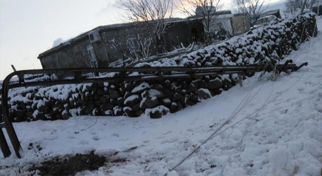 Elektrik direkleri rüzgarda devrildi