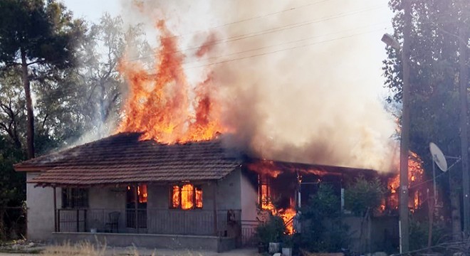 Elektrik kontağı evi kül etti